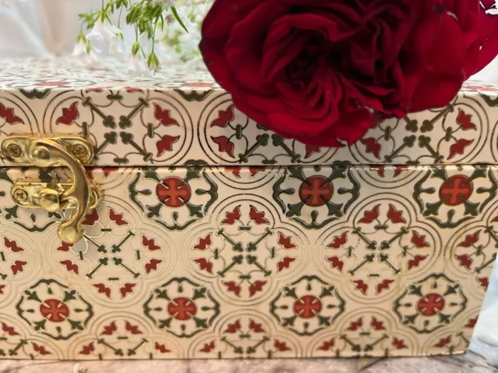 Cream enamelled gift box - Image 3